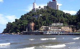 Casa Moderna e Aconchegante com Piscina Aquecida e Lareira a Apenas 50 mts da Praia