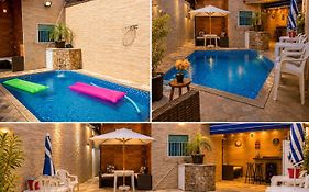 Casa Moderna e Aconchegante com Piscina Aquecida e Lareira a Apenas 50 mts da Praia